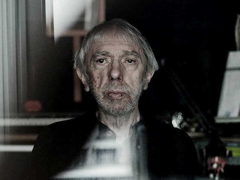 В горле ком и грусть висит на нотах...