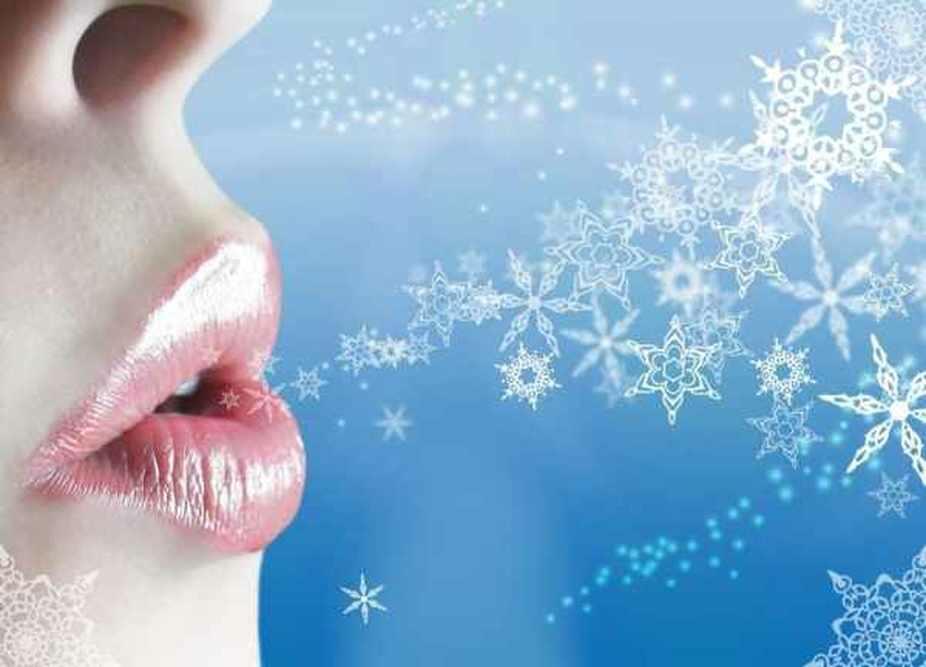 Тают руки тают губы. Снег на губах. Поцелуй снежинки. Снежинки на губах. Воздушный поцелуй снежинками.