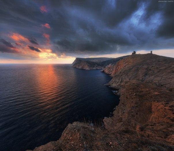 Златое солнце в море окунается