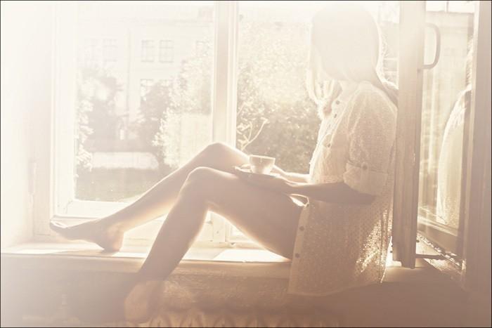 Девушка дрочит клитор летом у окна