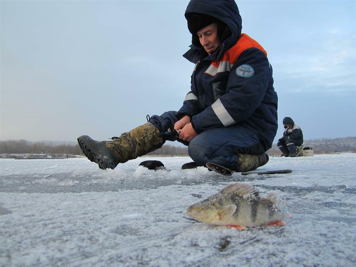 Сайт рыбаков в контакте. Зимняя рыбалка на неокрепшем льду. Рыбаки на Волге Самара зимой. Коля рыбаков Самара.