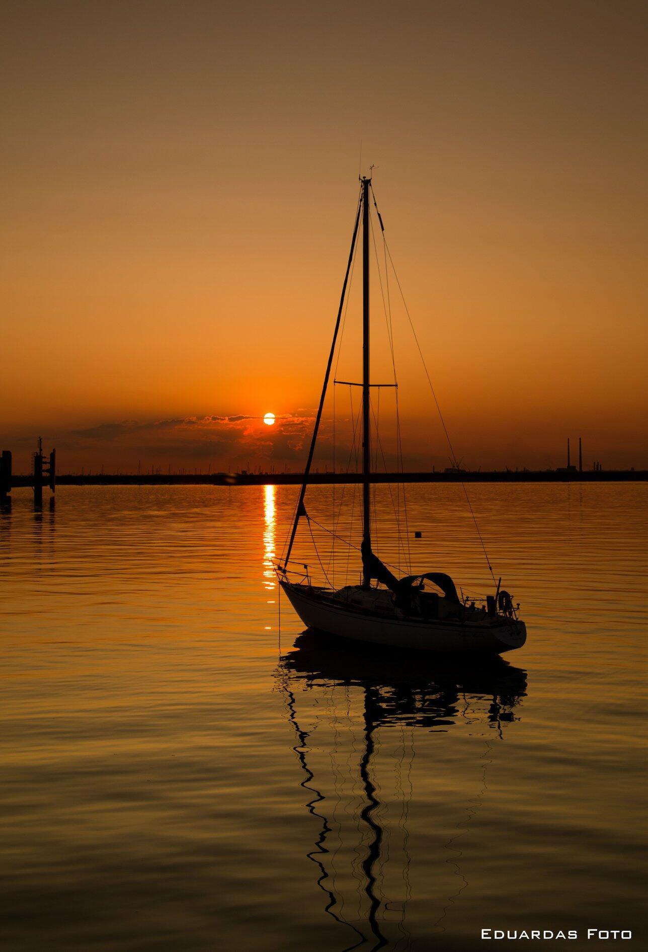 сказочная лодка ночь