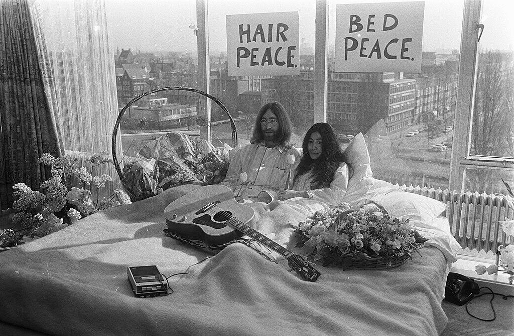       В постели за мир