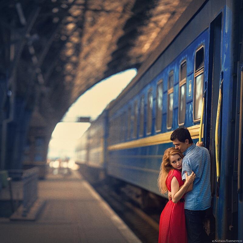 Провожать возлюбленного. Встреча на вокзале. Влюбленные на вокзале. Вокзал для двоих. Расставание на вокзале.