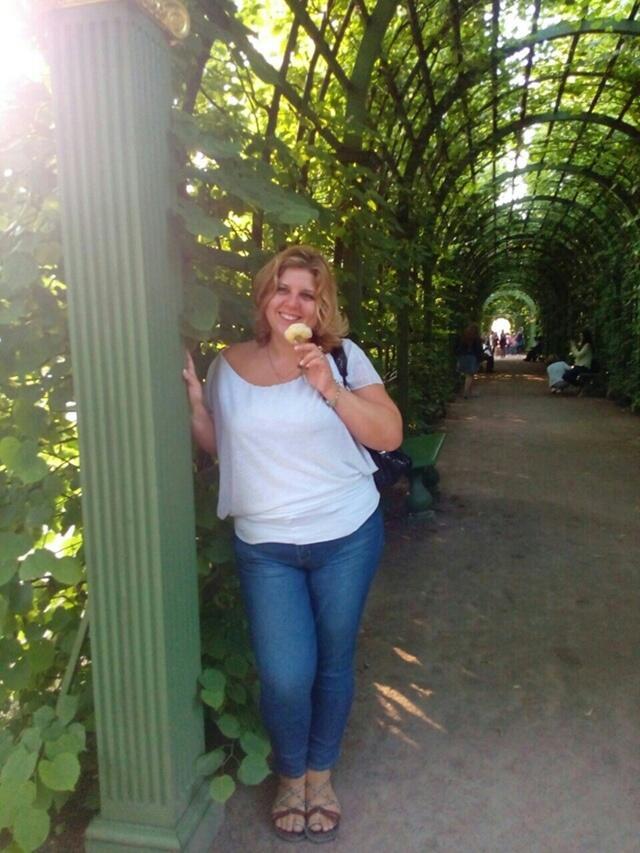 Под грибом. Сказка-пьеса в стихах по мотивам сказки В. Сутеева