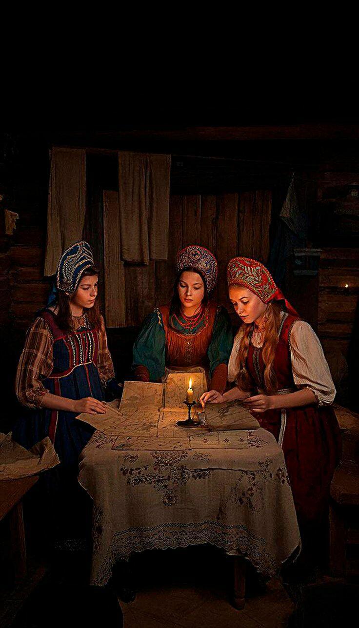 Гадали дамы в тёмном зале. 