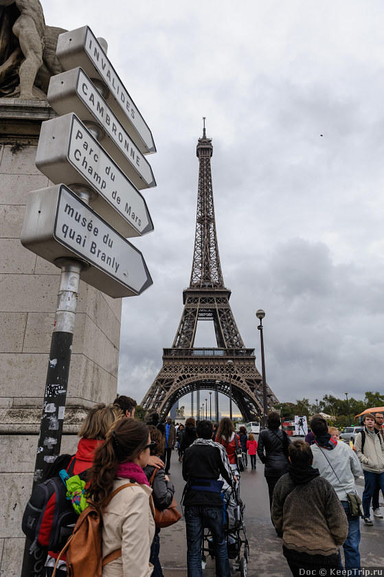 Moi paris. Франция глазами туристов. Париж туристы. Очередь на Эйфелеву башню. Париж глазами туристов.