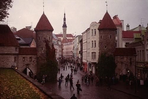 Я люблю свой город скромный...