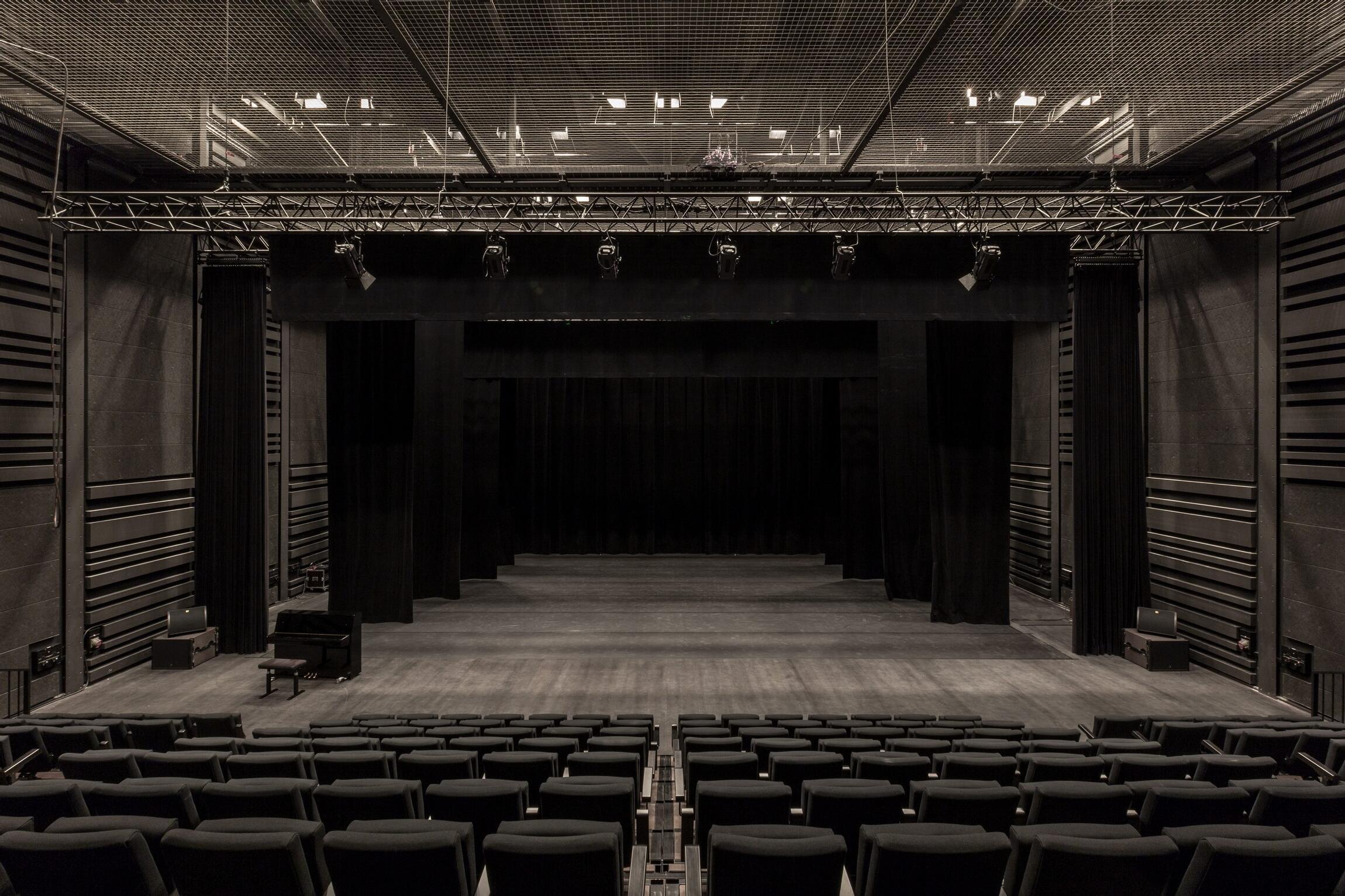 Пустой концертный зал. Большой театр в Альби. Театральный зал. Сцена театра. Пустой зал театра.