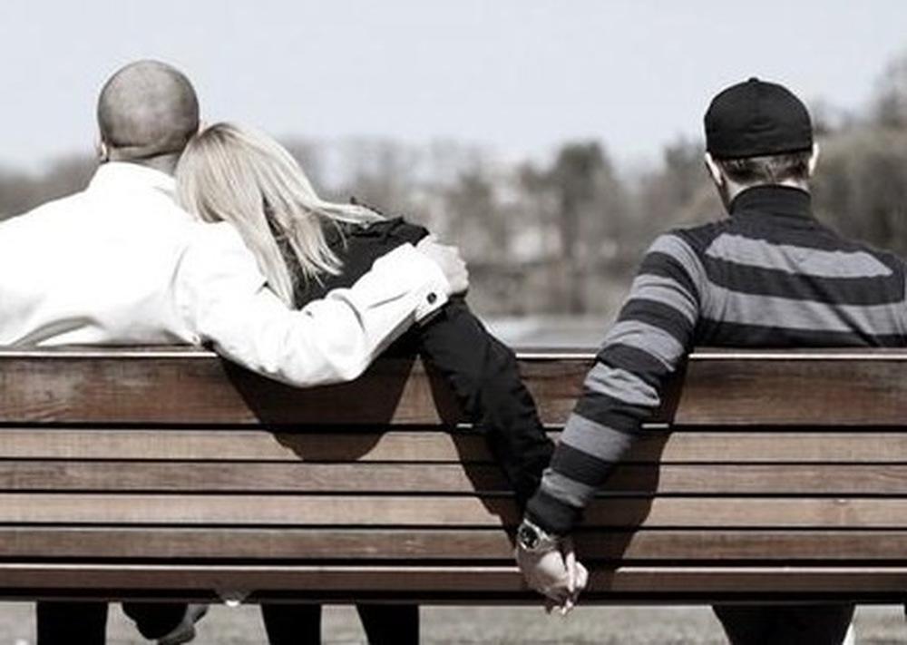 Вынужденная измена замужней. Парень на скамейке. Пара на скамейке. Любовный треугольник. Мужчина и женщина на скамейке.