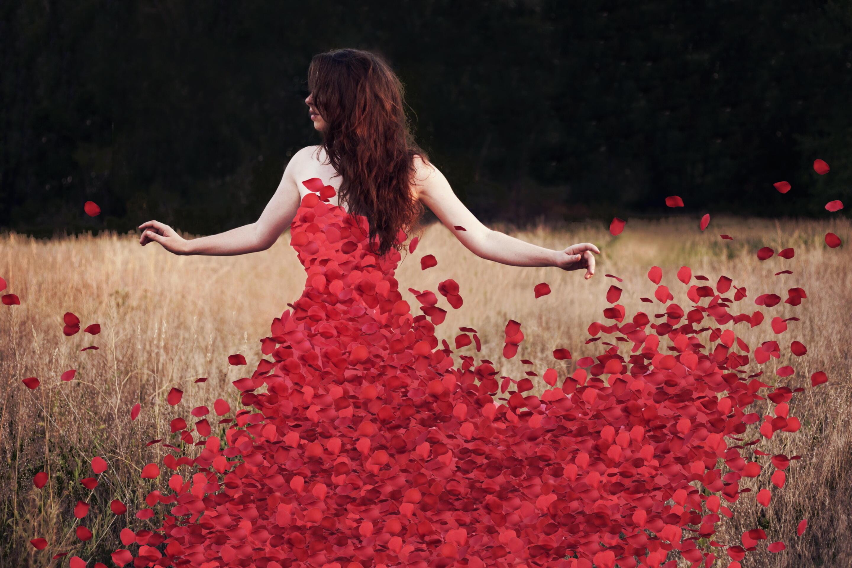 Восхитительный человек. Девушка с цветами. Фотосессия с розами. Красивая девушка в Красном платье. Девушка в Красном платье с цветами.