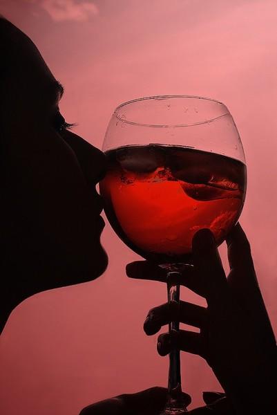 Бокал шампанского и розы...