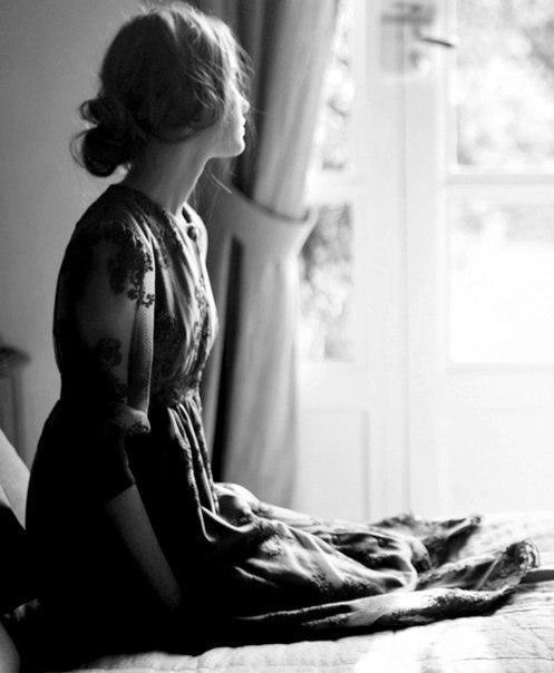 Дрогнули плечи, замерли руки...