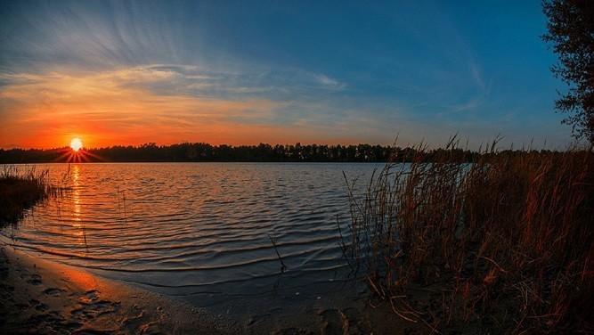Мы шли по берегу воды