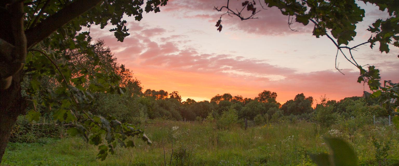 С вечерней зорькой...