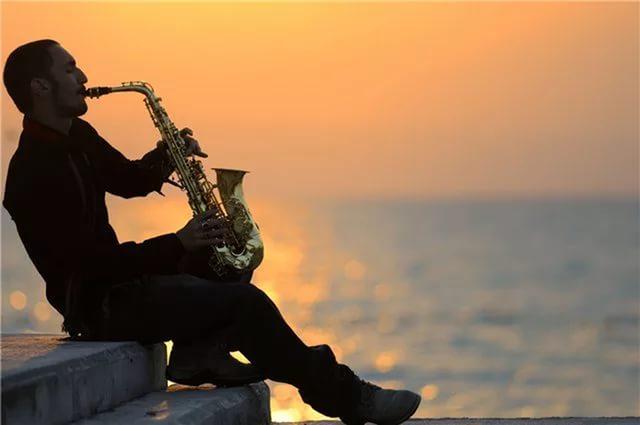 Саксофона звук.