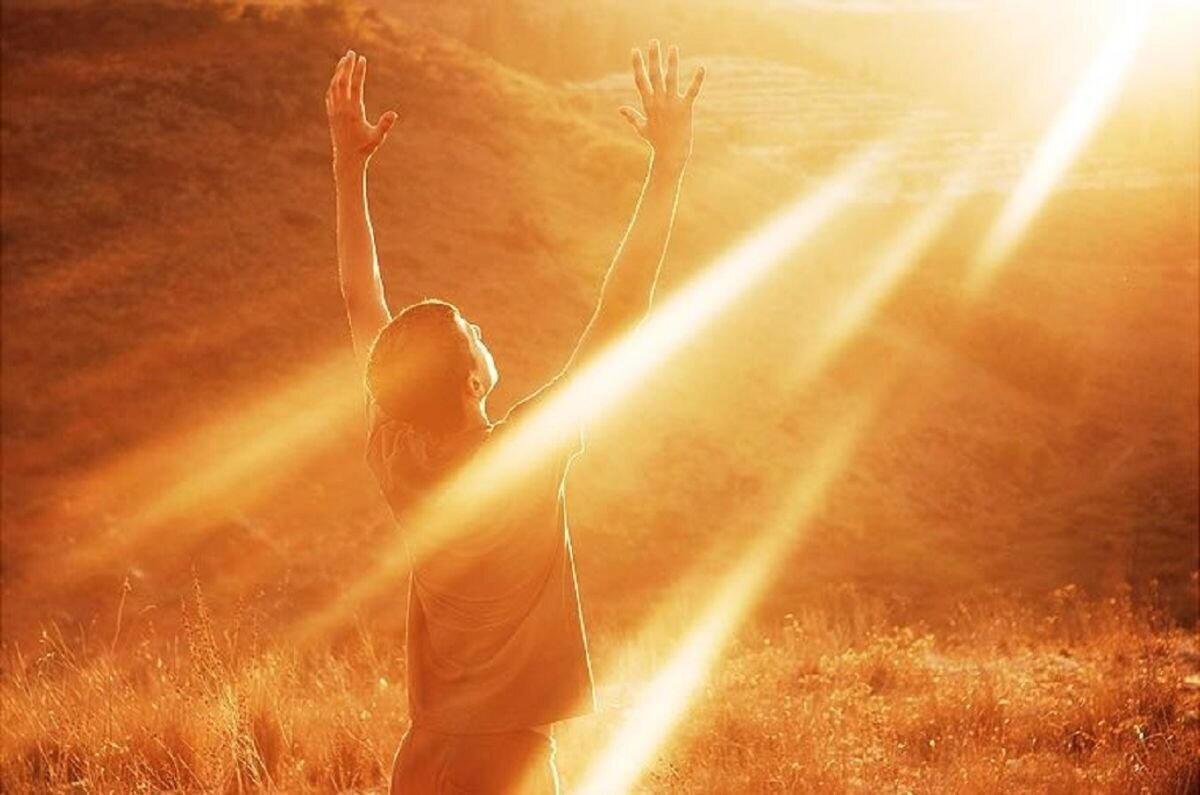 Солнце радость. Человек в солнечных лучах. Человек под лучами солнца. Человек в лучах солнца. Бог дух любви
