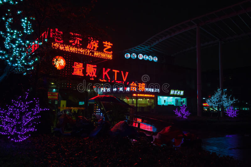 Под лёд неоновых реклам