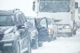 Снег опять идет лавиной...