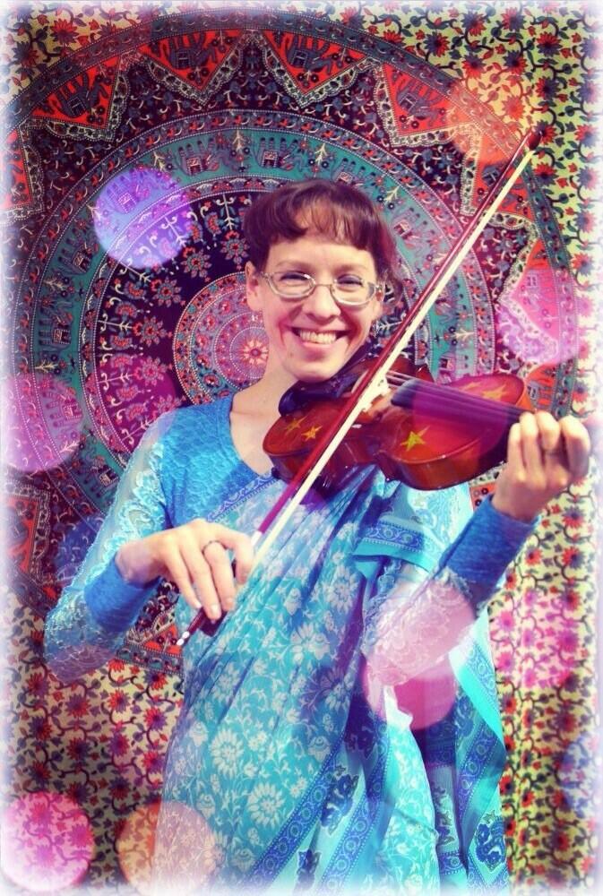 Играет девушка на скрипке