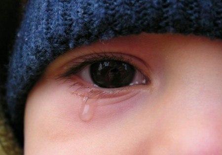 Шепчу, как заклинание, всё: - "Мама"...