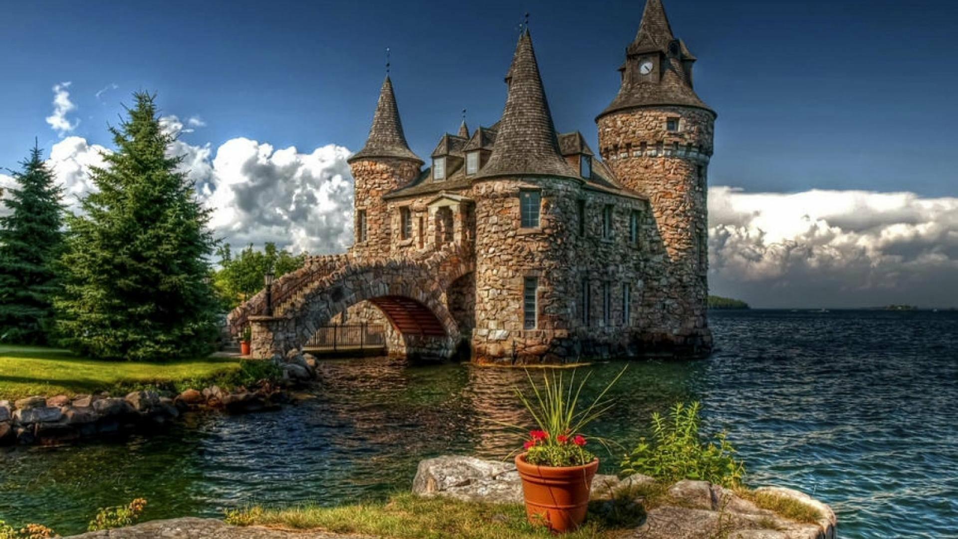 Старинный замок на берегу
