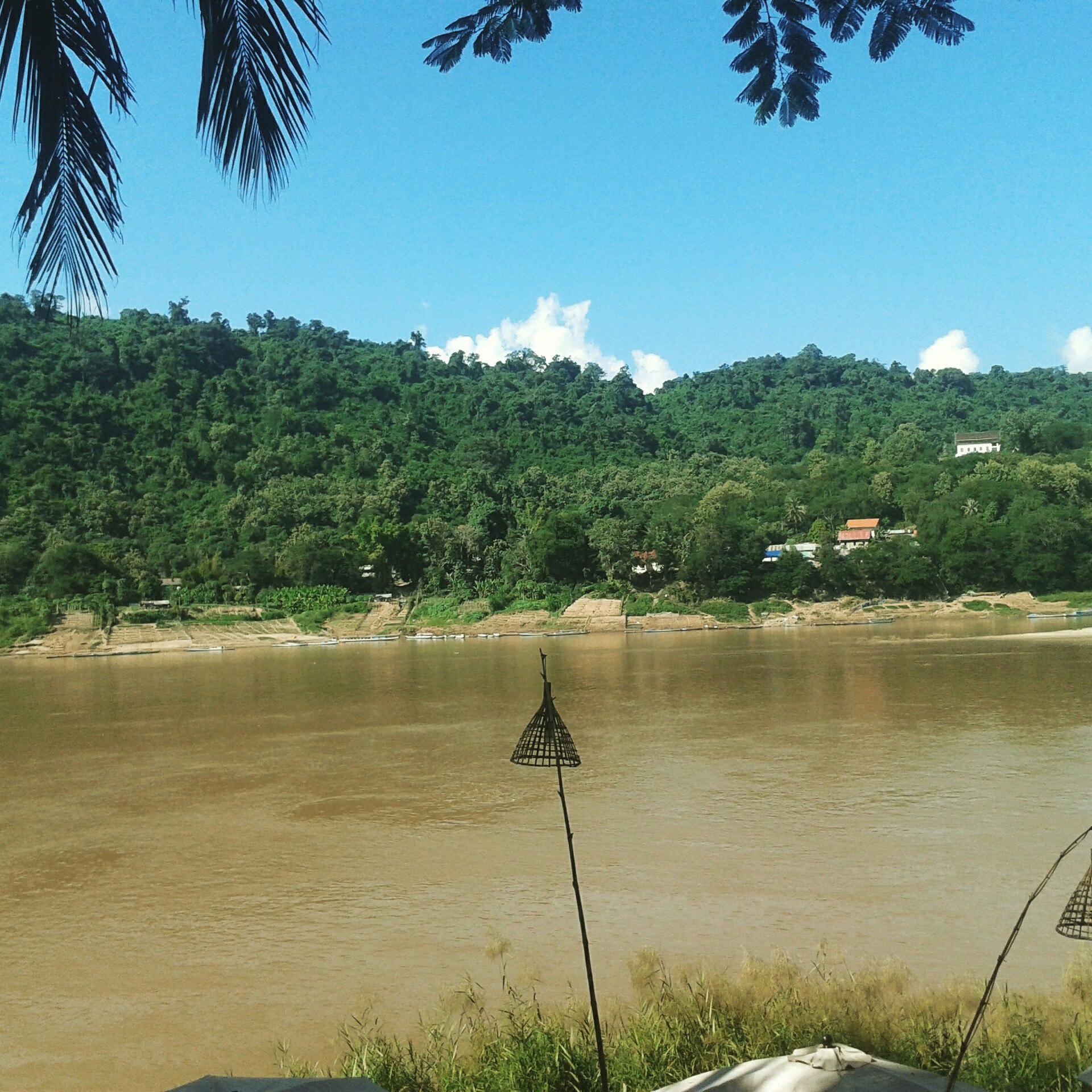 Течет светло - коричневый Меконг