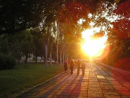 ИЮНЬСКИЙ ДЕНЬ ТИХОНЬКО ТАЯЛ...