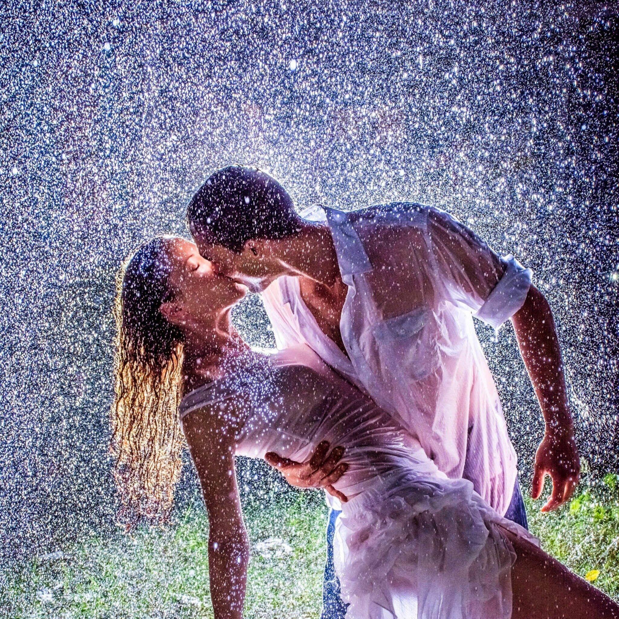 Рясный парной дождик. Танцевать под дождем. Поцелуй под дождем. Пара танцует под дождем. Влюблённые под дождём.