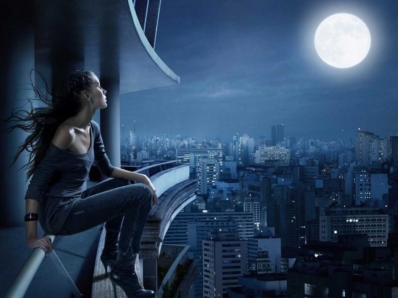 Стоящая спиной в распахнутом окне