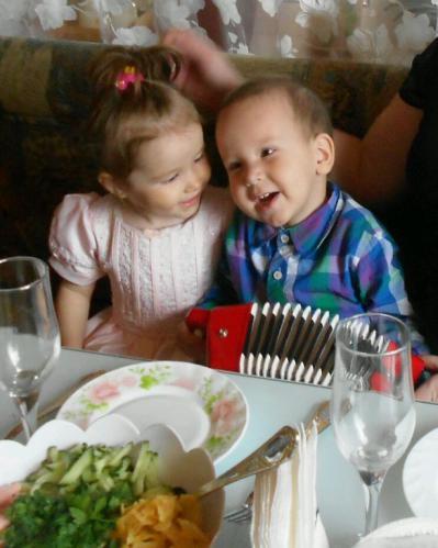 Старик играет на гармошке...