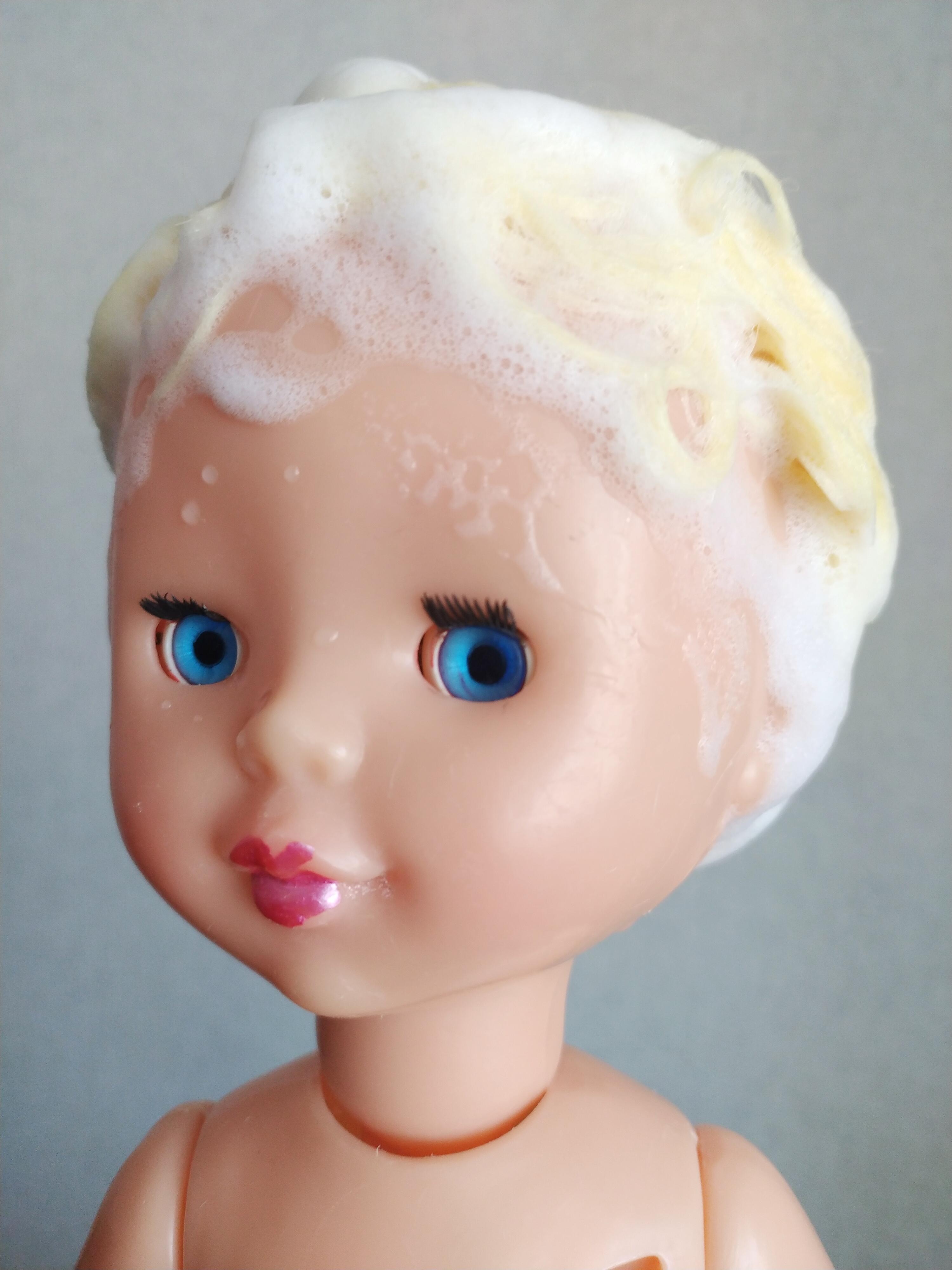 Кукле делали причёску