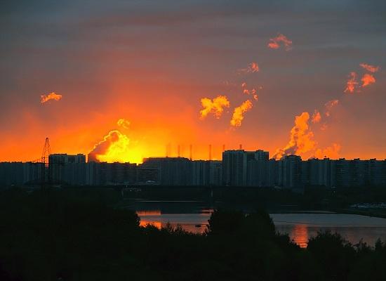 Заря над городом вскипает...