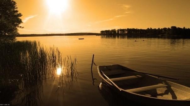 Вода плескалась о хребты