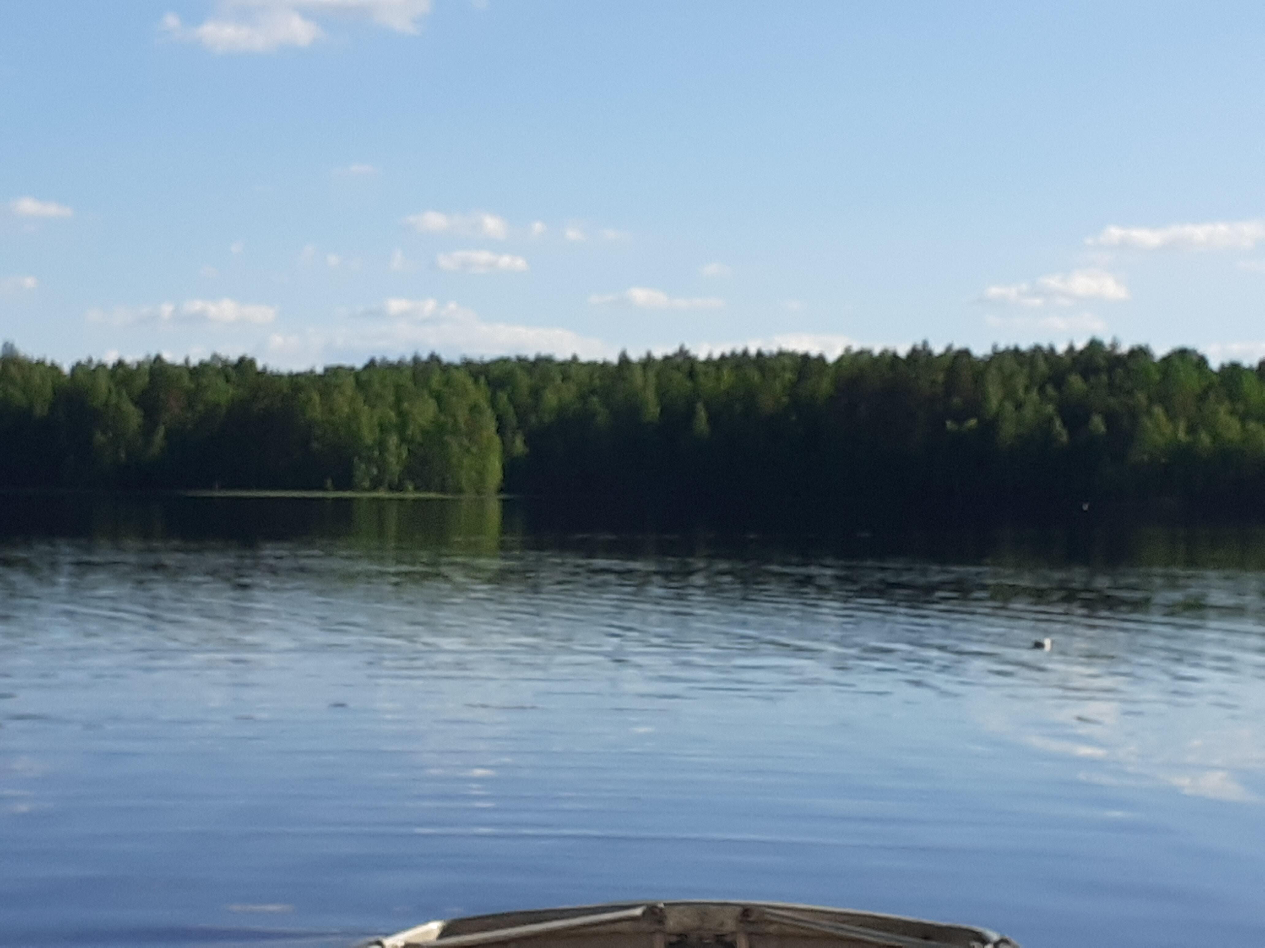 Тихо лодочка у пирса