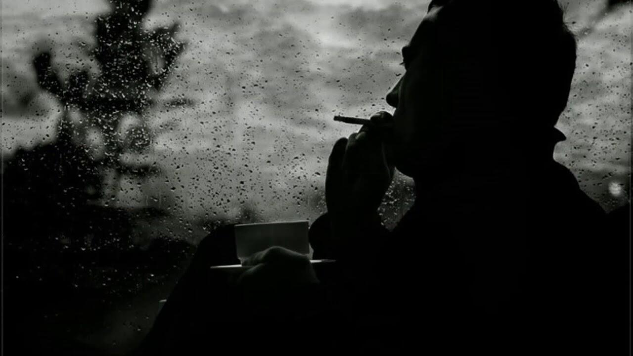 Одинокий мужчина не курит не пьет. Одиночество с сигаретой. Грустный парень с сигаретой. Парень курит ночью. Парень с сигаретой в темноте.