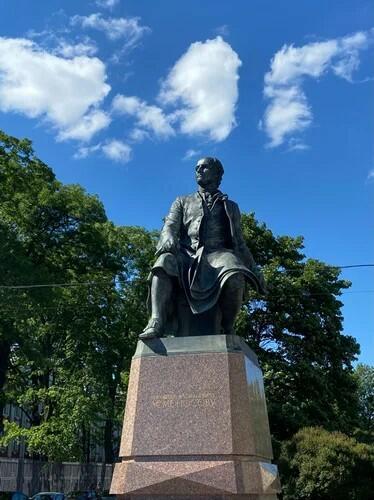 Про памятник Михаилу Васильевичу Ломоносову