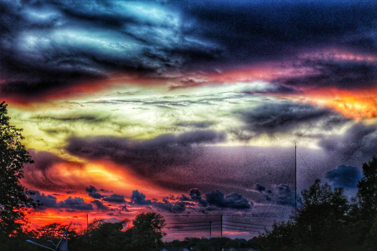 ВЕЛЕНЬЕМ  ВЕТРА  ДВИЖЕТСЯ  ПО  НЕБУ