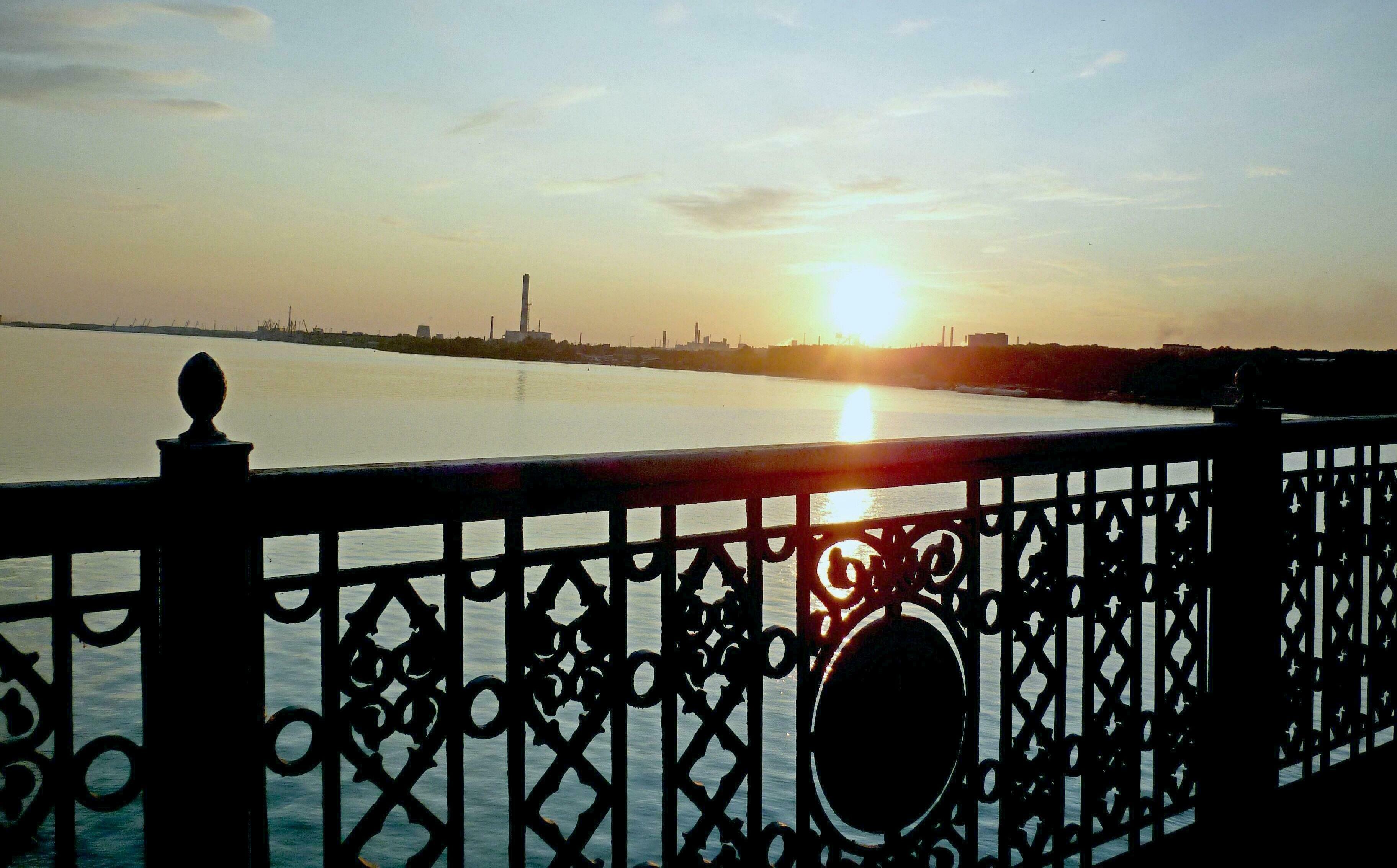 У  ЛИНИИ  ЗАКАТА