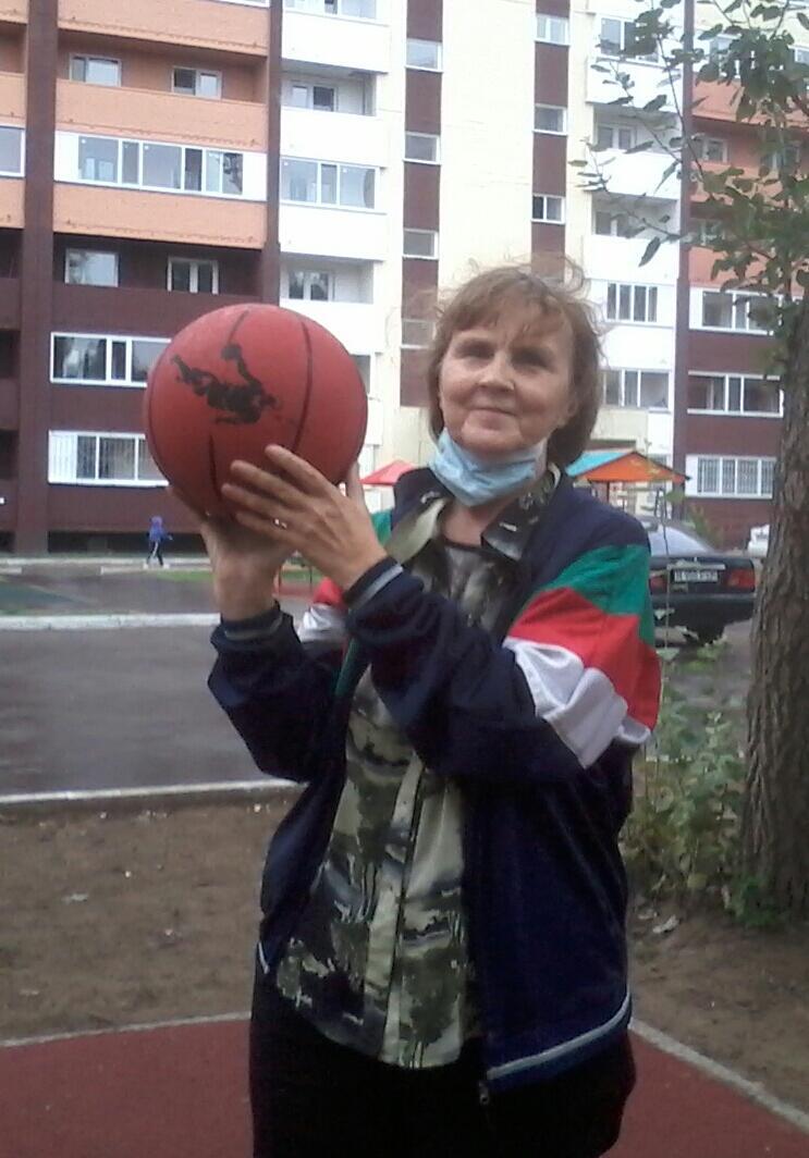Бабушка играет в баскетбол