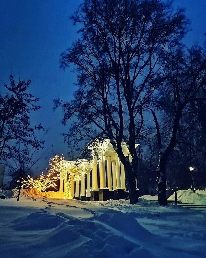 В городском саду сверкают чуда фонари