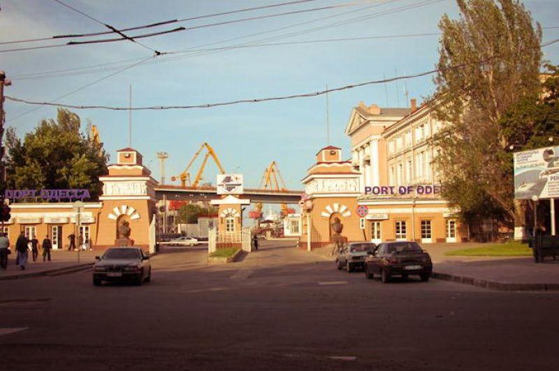 На площади Таможенной