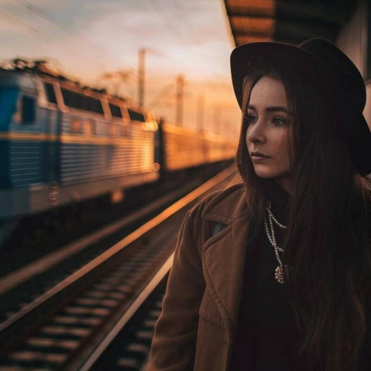 Оставь  чувства на вокзале