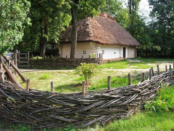 СТАРЫЙ ДОМ С СОЛОМЕННОЙ КРЫШЕЙ