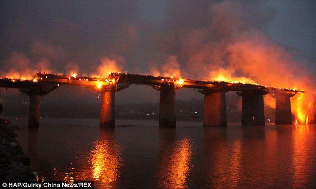 Мосты горят невыносимо долго.