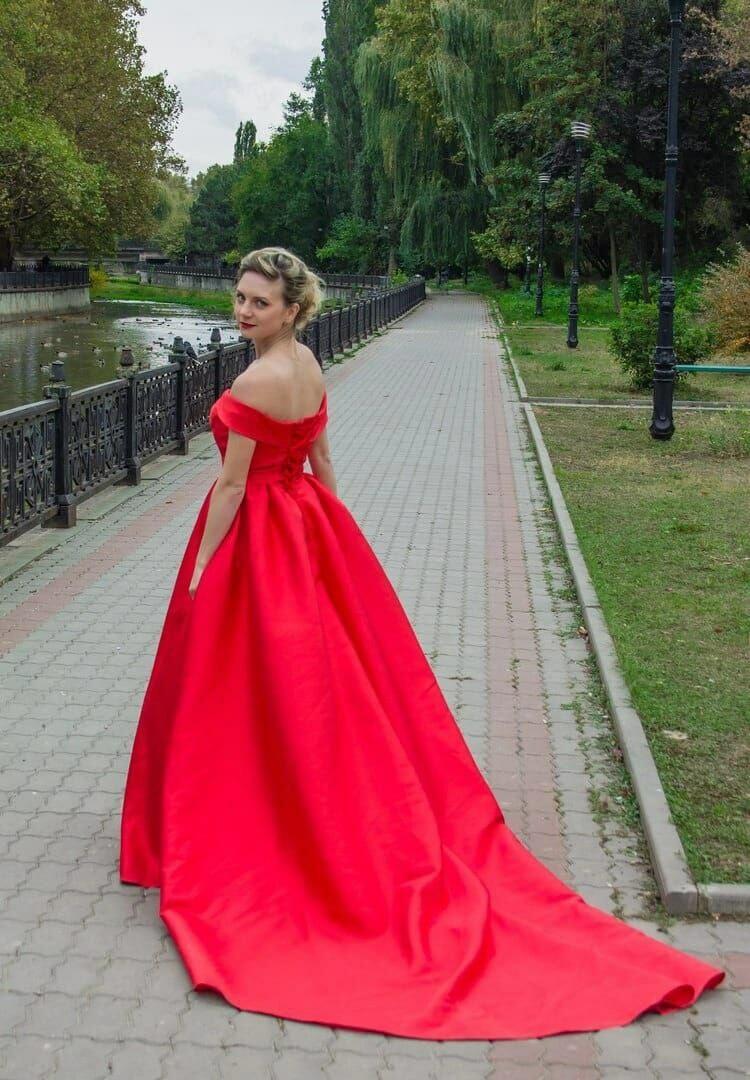 Нашей серьёзной дочери 