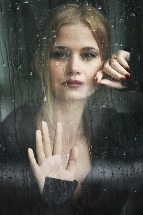 Не плачу... Это дождик, льёт в окно