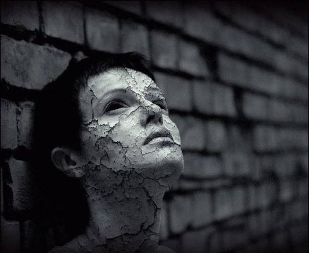 Стоя на пьедестале краха...