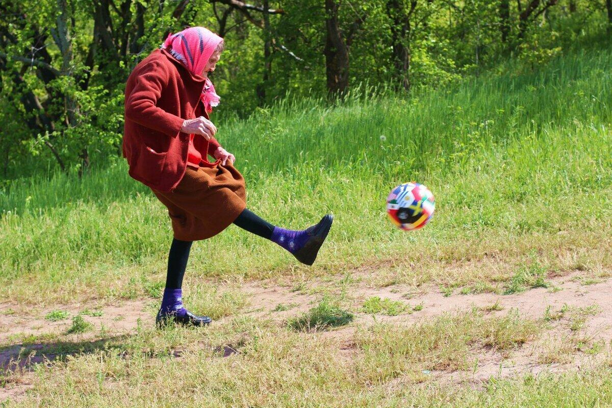 Можно бабушке играть. Старушка бежит. Во что играют бабушки. Бабка с мячиком. Бабушка играюшаяся в мяч.