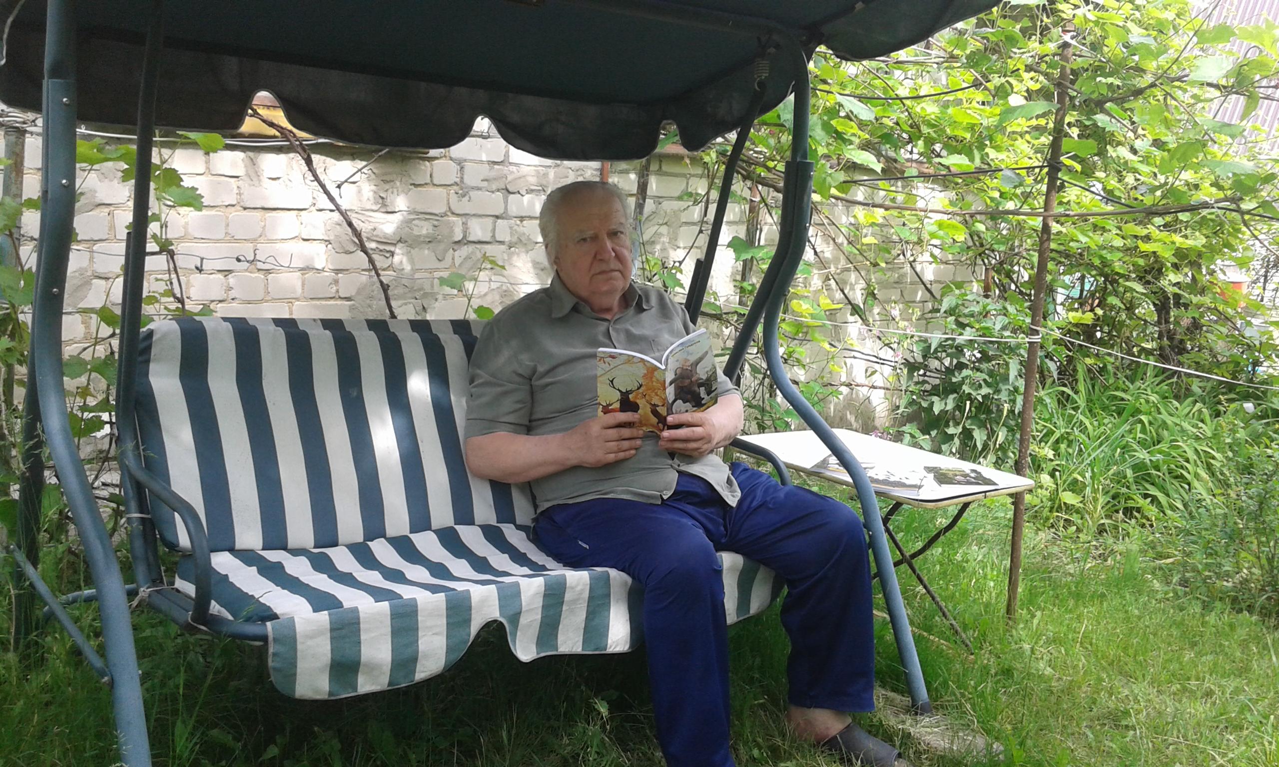 Качаюсь в саду на качелях